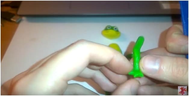 Как слепить лягушку из пластилина фото 8